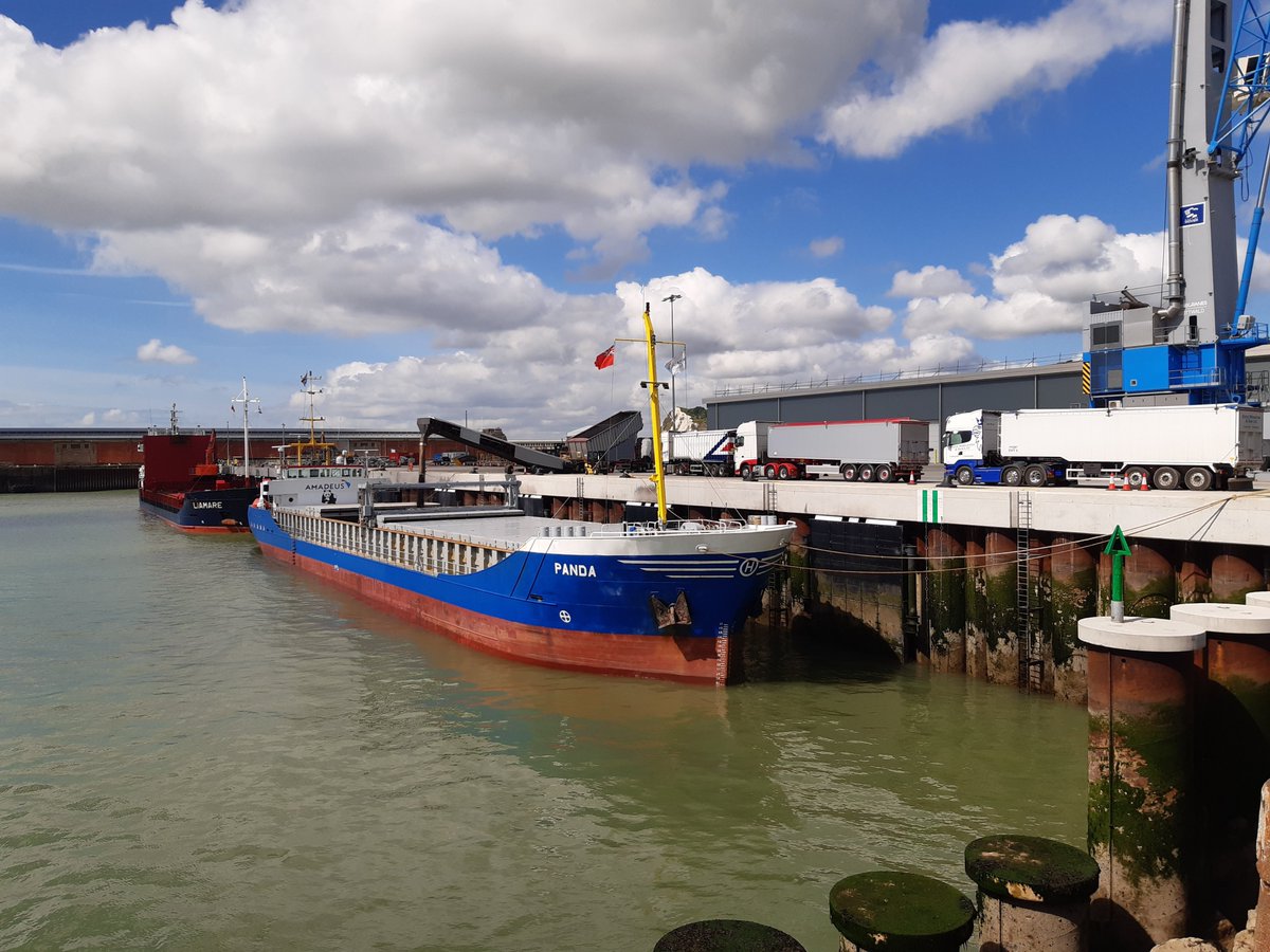 Full house in the new Dover #Cargo Terminal with new customer @AggregateUK delivering 30k tonnes of aggregate, while rape seed is loaded for export & rock armour taken off for local sea defences #bulkcargo #logistics #shipping #grain @ClarksonsGlobal @Hammond_Agency