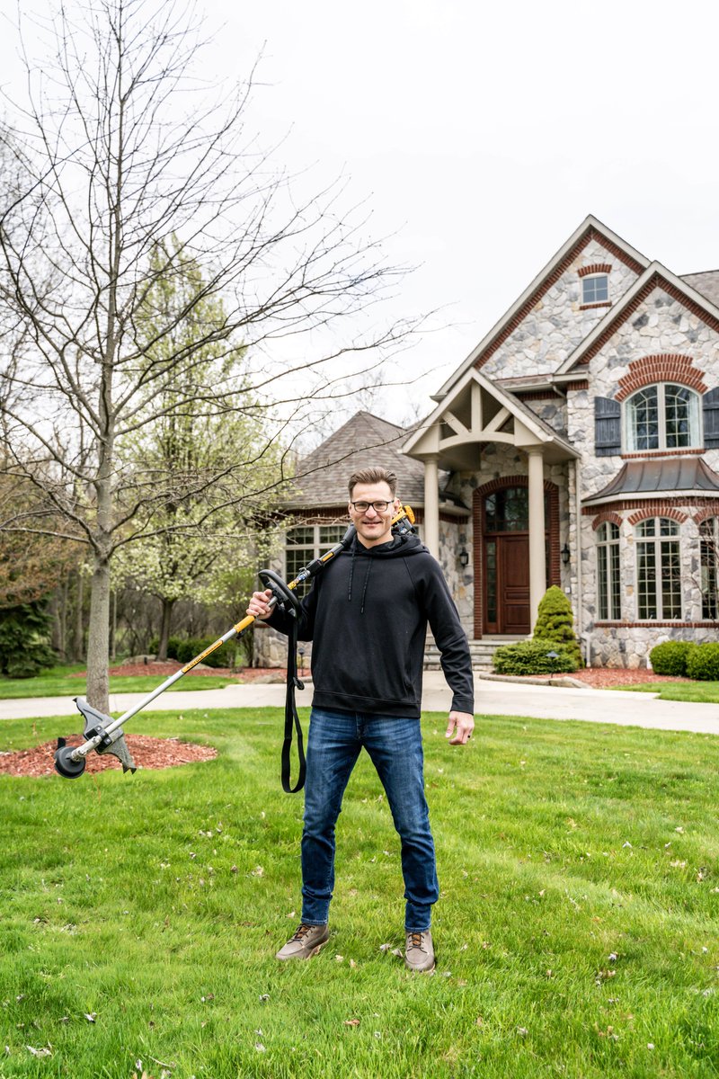 stipemiocic's tweet photo. This is my life outside of the ring! #GetToTheYard @PlayersTribune @ScottsLawn #ScottsPartner https://t.co/FTO5oFpHwd https://t.co/QaZFDB3fST