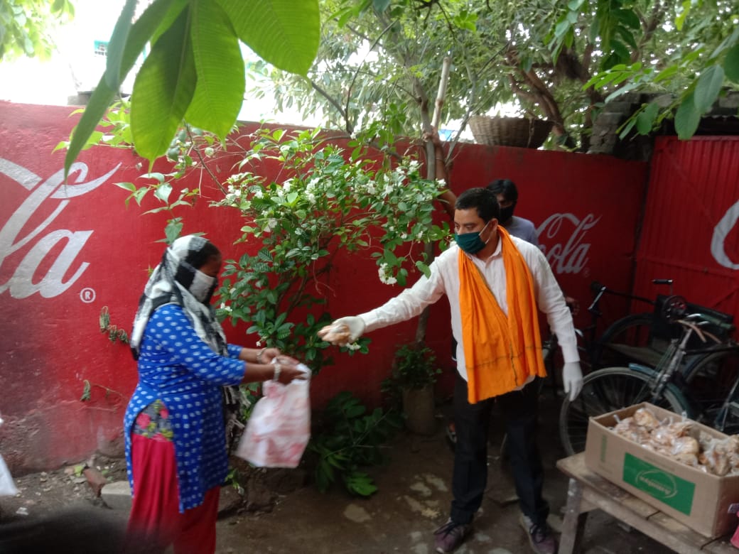 ArvindK57113574's tweet photo. लगातार 29वां दिन
कोई भूखा ना रहे अभियान के तहत मित्रों के सहयोग से स्लम बस्ती एवं विभिन्न जगह से आए  हुए जरूरतमंदों के बीच खाना वितरण किया गया .
#IndiaFightsCorona
#BiharFightsCorona
#DighaVidhanSabha
#Bjp4bihar https://t.co/35Fom6ktJB