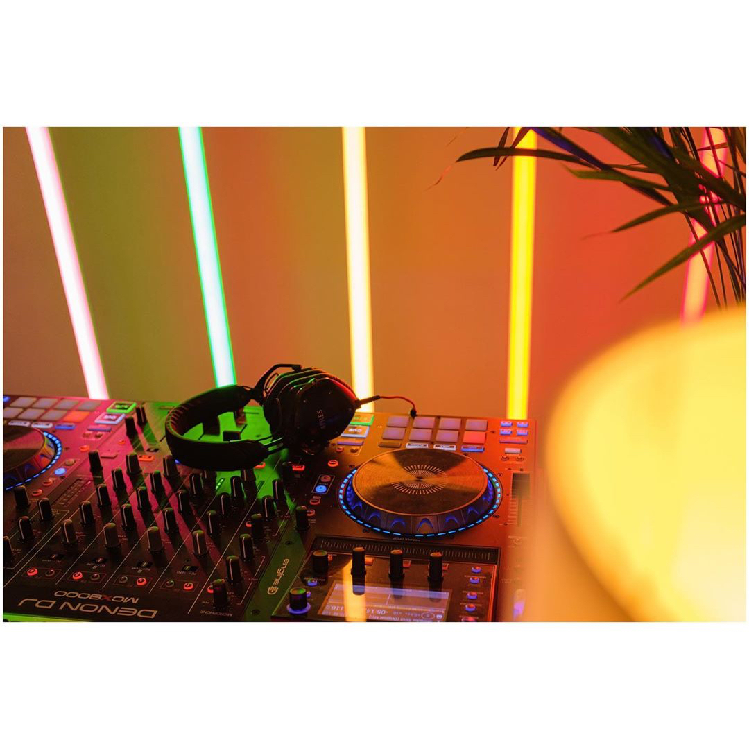denon_dj's tweet photo. We're getting summer vibes with this cracking photo from Hugo Ellingham 😍

#denondj #alwaysondj #dj #djlife #djs #mcx8000 #controller #standalone https://t.co/iPhxEGDs3Y