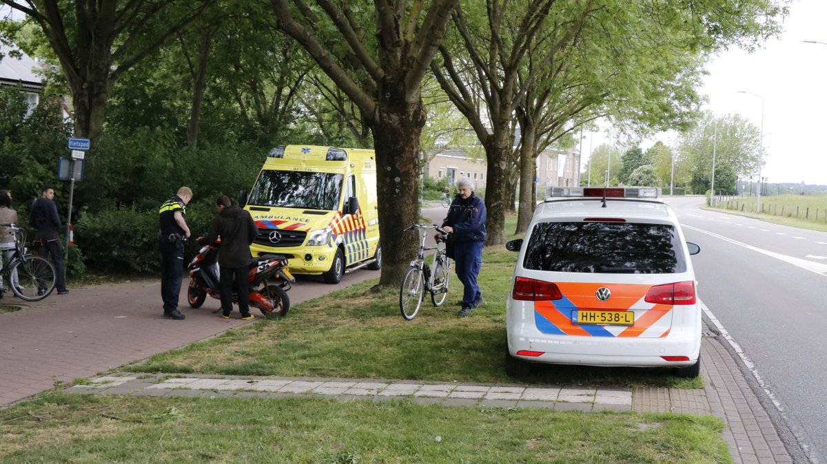 Geen gewonden tussen aanrijding scooter met fietser -..