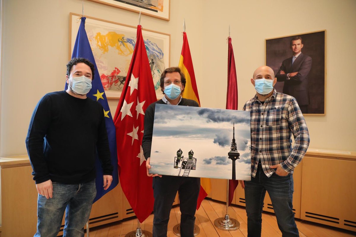 De cuando los <a href="/BomberosMad/">Bomberos Madrid</a> cogieron su escalera más alta para aplaudir de cerca a los que nos han dejado. 

Gracias <a href="/davidmudarra1/">David Mudarra</a> y @AngedeAntonio por regalarme su gran fotografía. 

Y también gracias a toda la prensa, que aún en los peores días estuvisteis ahí para informarnos.