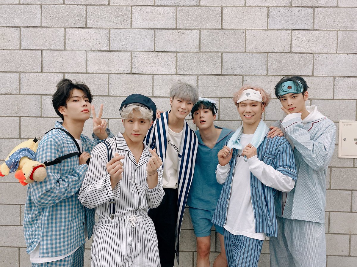 ASTRO_Staff's tweet photo. [#아스트로]
⏳200512 SBS MTV #더쇼 ⏳

언제봐도 달콤한 내이부 파자마Ver🧸🛏💕
아로하가 이름을 불렀을 때
아스트로는 활짝 피어나🌼🌸🌺

#ASTRO #AROHA #GATEWAY
#Knock #널찾아가 #내이름을부를때
#케이팝_긴장해_아스트로_Knock_컴백 https://t.co/HjHGLDD7Bu