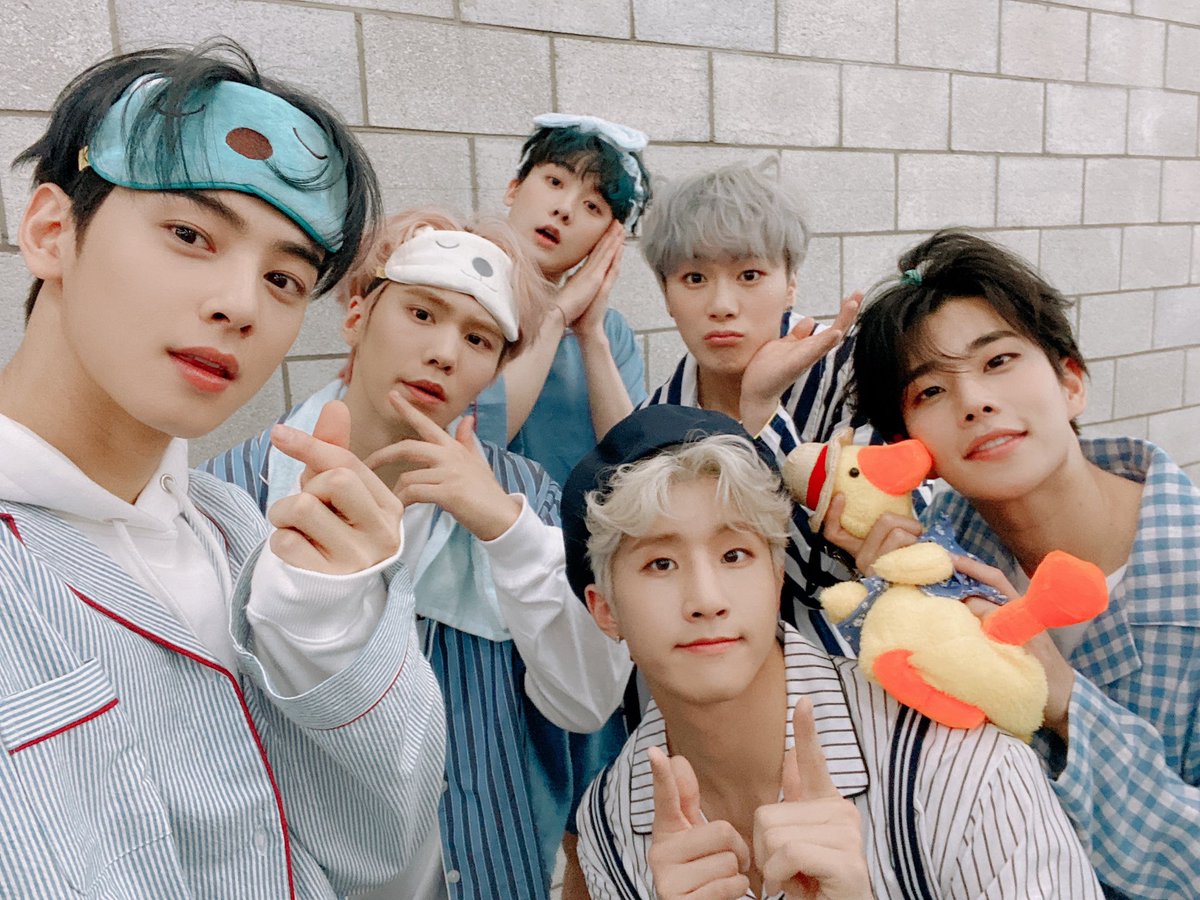 ASTRO_Staff's tweet photo. [#아스트로]
⏳200512 SBS MTV #더쇼 ⏳

언제봐도 달콤한 내이부 파자마Ver🧸🛏💕
아로하가 이름을 불렀을 때
아스트로는 활짝 피어나🌼🌸🌺

#ASTRO #AROHA #GATEWAY
#Knock #널찾아가 #내이름을부를때
#케이팝_긴장해_아스트로_Knock_컴백 https://t.co/HjHGLDD7Bu