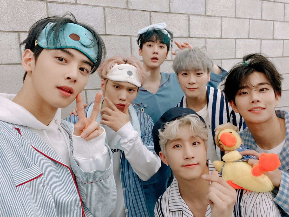 ASTRO_Staff's tweet photo. [#아스트로]
⏳200512 SBS MTV #더쇼 ⏳

언제봐도 달콤한 내이부 파자마Ver🧸🛏💕
아로하가 이름을 불렀을 때
아스트로는 활짝 피어나🌼🌸🌺

#ASTRO #AROHA #GATEWAY
#Knock #널찾아가 #내이름을부를때
#케이팝_긴장해_아스트로_Knock_컴백 https://t.co/HjHGLDD7Bu