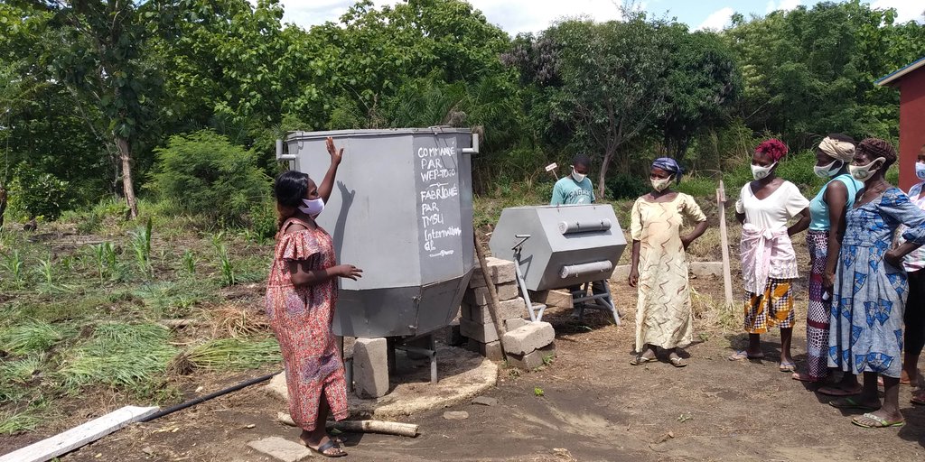 TogoWep's tweet photo. Formation en cours sur le #compostage avec le #mycotri. Les femmes apprennent à faire du paillage et du compostage avec les bouses de vache, les pailles, les déchets organiques, la cendre, son de riz, ...

#femmes #COVIDー19 #climat #environnement #bio #women #ClimateAction https://t.co/G7nxftxVC8