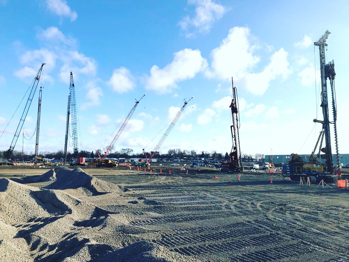 NicholsonConst's tweet photo. Four drills on the horizon drilling #augercastpiles in Pontiac, Michigan are quite a sight on quite a site! #buildonus #siteviews https://t.co/VXDu6JhonA