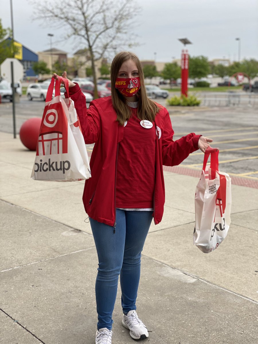 Guest Advocate, Bri, just dropped off T1392’s first ever Fresh Grocery Pickup! So excited to be testing this for the company! #DiscoverJOY  #SalesAndServiceCulture #worksomewhereyoulove #FreshGroceryPickUp @Holly_Target  <a href="/HRNiccole/">Niccole Brewer</a> <a href="/MiaRichker/">Mia Richker</a>