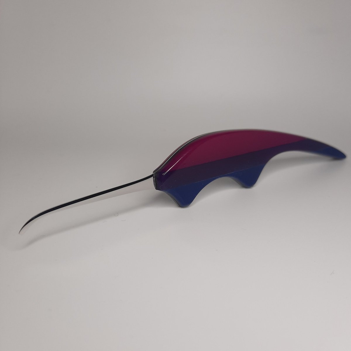 xbmods's tweet photo. Binosaur.
Full tang, .5mm 301, acrylic scales, G10 liners. He has some issues but these were only to be expected, you try being a bisexual dinosaur, a tough gig. For the record I am hetro but each to his own. #locksport #customlockpick #lockpick #locksmith #locksmithtool #bipride https://t.co/9nkGoB5pEj
