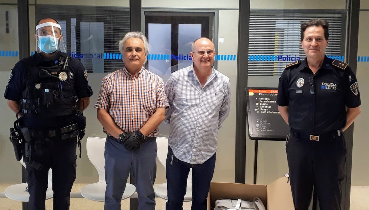 policiadepalma's tweet photo. Moltíssimes gràcies a l'Associació d'Expenedors de Tabac i Timbre de Balears #ASEBA per la donació de 250 pantalles de protecció facial. https://t.co/W1yg2WdoeR