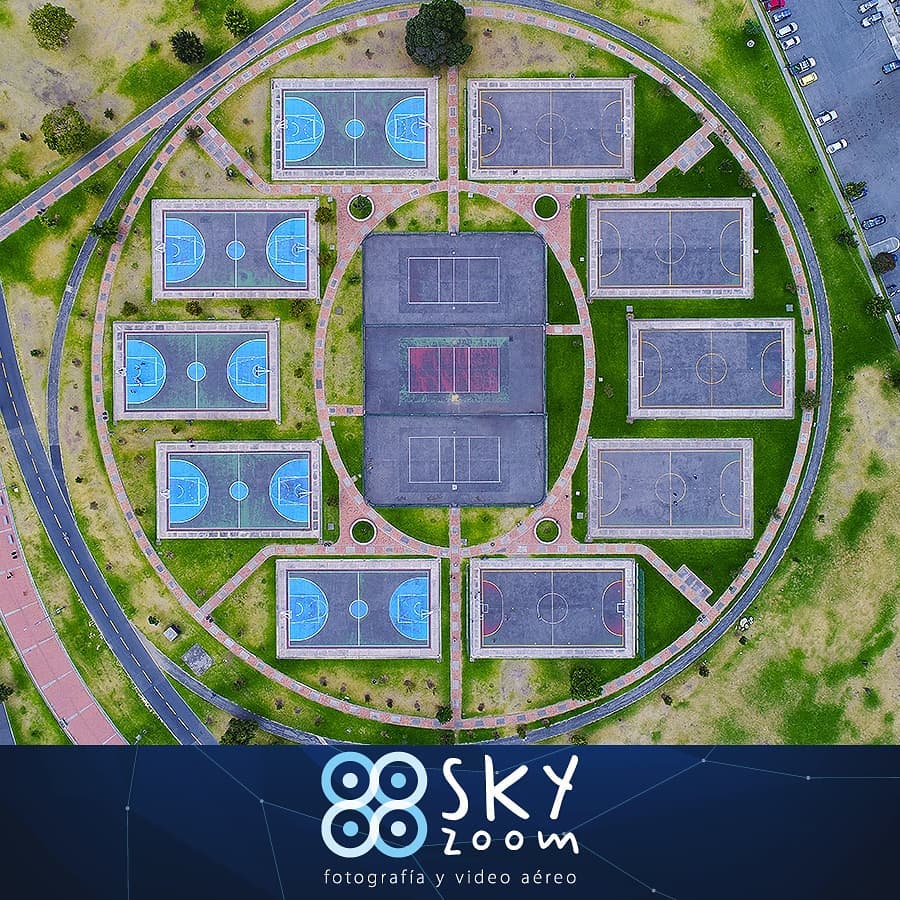 SkyZoomDrone's tweet photo. Formas y figuras que se pueden ver desde un #drone. Aquí las canchas del #ParqueElTunal de #Bogotá. https://t.co/sHCC9fuFVU