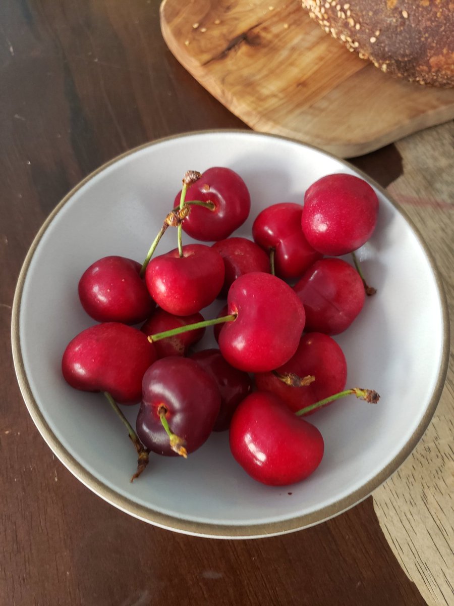 There's really nothing more inviting than a bowl of cherries. I think this is the first cherry season I've been home for in a few years 🍒❤