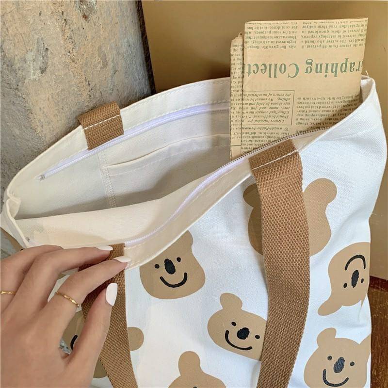 MychicStore's tweet photo. รุ่นใหม่🐻 11MAY2020
พร้อมส่ง!Choki Bear tote bag 
ราคา:200฿
โชกี้โชกี้ หมีน้อยสีน้ำตาล พิมพ์ลายแบบมีซิป
🚩size : 34x39cm สายยาว58cm
🚩วัสดุทำจากผ้า canvas
🚩ตัวปิดกระเป๋าเป็นซิป
🚩มีช่องเล็กด้านใน
🚩ใส่ A4 / notebook / ipad ได้
🚩จุของได้เยอะ และรับน้ำหนักได้เยอะ​ #กระเป๋าผ้า https://t.co/9c6ZMQYZ0m