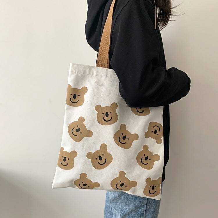 MychicStore's tweet photo. รุ่นใหม่🐻 11MAY2020
พร้อมส่ง!Choki Bear tote bag 
ราคา:200฿
โชกี้โชกี้ หมีน้อยสีน้ำตาล พิมพ์ลายแบบมีซิป
🚩size : 34x39cm สายยาว58cm
🚩วัสดุทำจากผ้า canvas
🚩ตัวปิดกระเป๋าเป็นซิป
🚩มีช่องเล็กด้านใน
🚩ใส่ A4 / notebook / ipad ได้
🚩จุของได้เยอะ และรับน้ำหนักได้เยอะ​ #กระเป๋าผ้า https://t.co/9c6ZMQYZ0m