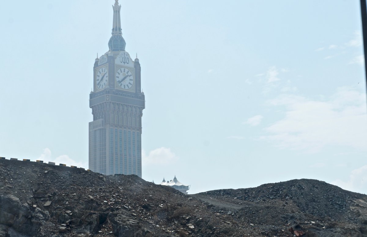 The Mecca Royal Clock Tower (Abraj Al Bait Towers) serves as your sole source of direction in Mecca, something like the Eiffel Tower in Paris. Interestingly, both Masjid e Nabwi and Kaaba are now surrounded by exquisite, lavish hotels and malls.