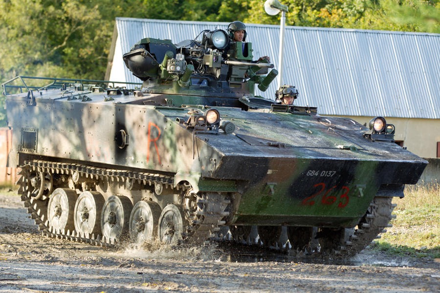 armeedeTerre's tweet photo. #ArméesSouvenirs Il est leur fidèle allié sur le terrain et tous nos fantassins le connaissent déjà. Mais les moins jeunes nous parleront de son prédécesseur. #VBCI 🆚 #AMX10P ? https://t.co/TKtAvUfRlm