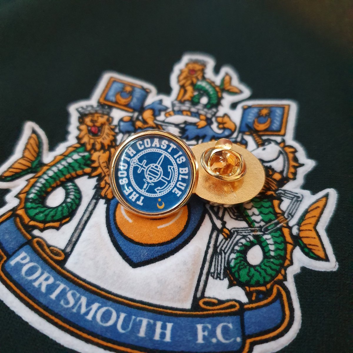 PFCStickers's tweet photo. Portsmouth legends scarf, Pin badges &amp; stickers still available on🔵🔵

https://t.co/WCyHIDI4Q9

Thanks to everyone that's ordered from us so far! 🍻

#pompey #portsmouthfc #portsmouth #pompeystickers #portsea https://t.co/XVUAi7akgP