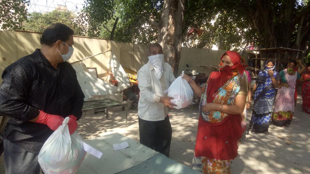 MANISHTANDON1's tweet photo. जरूरतमंद लोगों के बीच राशन सामग्री का वितरण किया गया ताकि कोरोना वाइरस के खिलाफ देश की इस लड़ाई में आम लोगों की आवश्यकताओं का ध्यान रखा जा सके.....12-5-2020 #COVID19  #झुग्गी_और_झोपड़ी #CoronaLockdown #IndiaFightsC  #BeHomeBeSafe #FeedTheNeedy #हमारासंकल्पकोईभूखानरहे https://t.co/rjMGTf4uQt