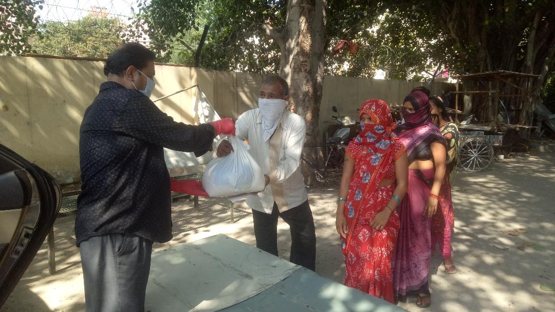 MANISHTANDON1's tweet photo. जरूरतमंद लोगों के बीच राशन सामग्री का वितरण किया गया ताकि कोरोना वाइरस के खिलाफ देश की इस लड़ाई में आम लोगों की आवश्यकताओं का ध्यान रखा जा सके.....12-5-2020 #COVID19  #झुग्गी_और_झोपड़ी #CoronaLockdown #IndiaFightsC  #BeHomeBeSafe #FeedTheNeedy #हमारासंकल्पकोईभूखानरहे https://t.co/m5lVDMyyt8