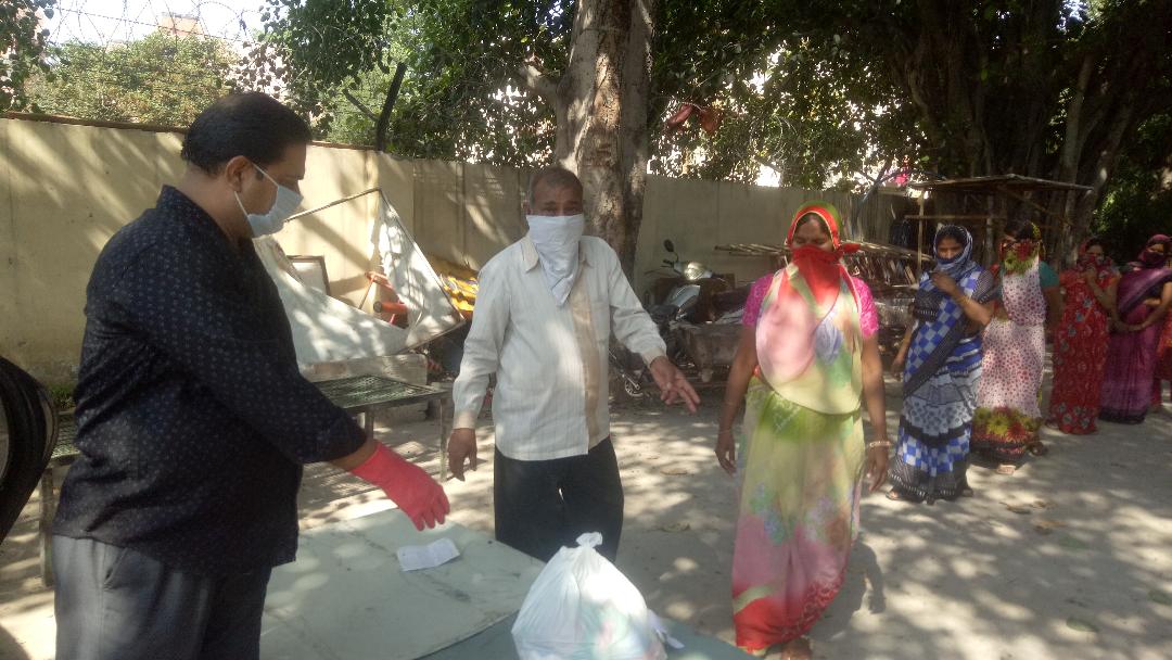 MANISHTANDON1's tweet photo. जरूरतमंद लोगों के बीच राशन सामग्री का वितरण किया गया ताकि कोरोना वाइरस के खिलाफ देश की इस लड़ाई में आम लोगों की आवश्यकताओं का ध्यान रखा जा सके.....12-5-2020 #COVID19  #झुग्गी_और_झोपड़ी #CoronaLockdown #IndiaFightsC  #BeHomeBeSafe #FeedTheNeedy #हमारासंकल्पकोईभूखानरहे https://t.co/m5lVDMyyt8
