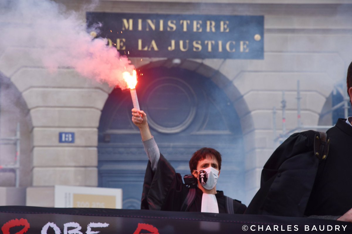CharlesBaudry's tweet photo. 📸Retour en quelques images sur l’action des avocats sur la Place Vendôme, face au Ministère de la Justice, contre la mise à mal des libertés fondamentales au prétexte de la crise sanitaire.
#DeconfinementJour2 #Paris #AvocatsEnColère #avocats https://t.co/fRBsPEtxp7