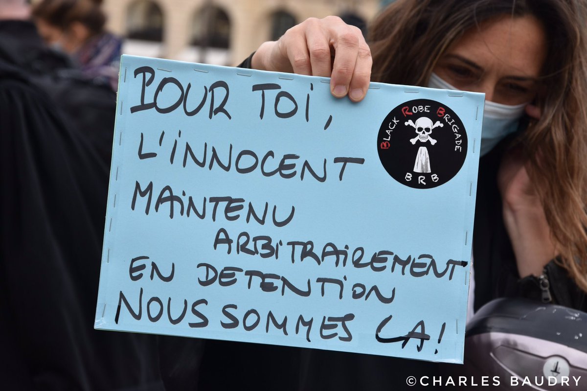 CharlesBaudry's tweet photo. 📸Retour en quelques images sur l’action des avocats sur la Place Vendôme, face au Ministère de la Justice, contre la mise à mal des libertés fondamentales au prétexte de la crise sanitaire.
#DeconfinementJour2 #Paris #AvocatsEnColère #avocats https://t.co/fRBsPEtxp7