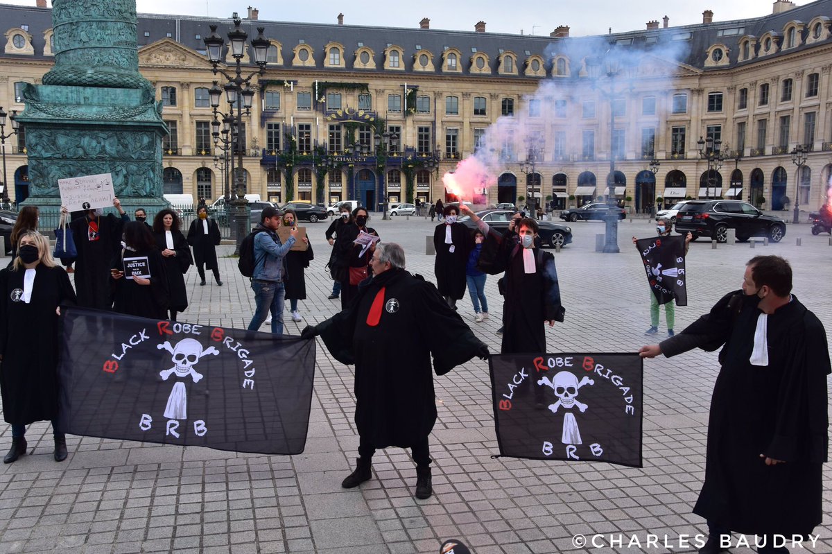 CharlesBaudry's tweet photo. 📸Retour en quelques images sur l’action des avocats sur la Place Vendôme, face au Ministère de la Justice, contre la mise à mal des libertés fondamentales au prétexte de la crise sanitaire.
#DeconfinementJour2 #Paris #AvocatsEnColère #avocats https://t.co/fRBsPEtxp7