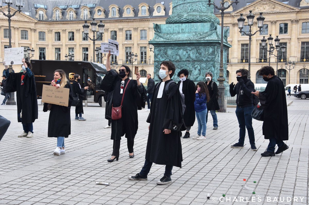 CharlesBaudry's tweet photo. 📸Retour en quelques images sur l’action des avocats sur la Place Vendôme, face au Ministère de la Justice, contre la mise à mal des libertés fondamentales au prétexte de la crise sanitaire.
#DeconfinementJour2 #Paris #AvocatsEnColère #avocats https://t.co/fRBsPEtxp7