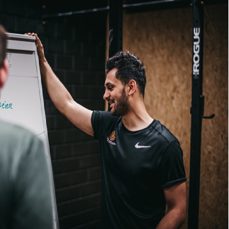 ECBO_NL's tweet photo. Oud-topkarateka Halil vertelt over het inzetten van zijn ervaringen uit opleidingen, stages, werk en de topsport om anderen in hun ontwikkeling te versterken. Lees zijn verhaal: https://t.co/yMeLmxlnRq #mbo #mbostage https://t.co/419rQATtAy
