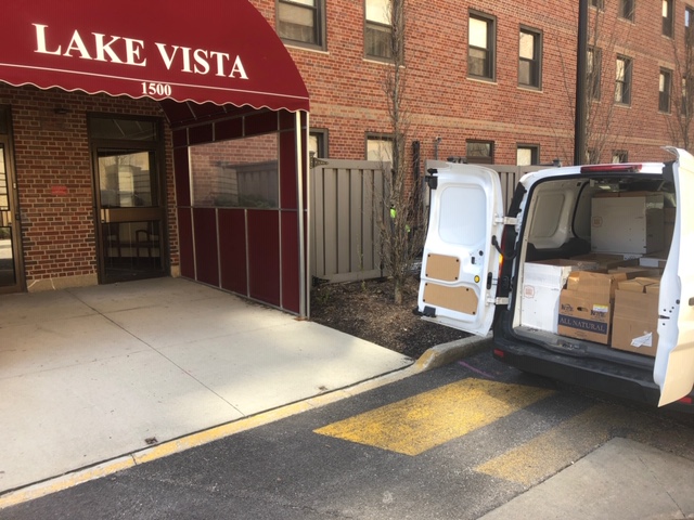 SocietyIns's tweet photo. We teamed up w/ @The_HortonGroup to donate 350+ meals from @TheFifty50Group to 2 locations in need at this time, as advised by a local alderman. 

These meals fed hungry bellies &amp; allowed for restaurant staff to be re-hired &amp; work additional hrs to prepare, package, &amp; deliver.❤️ https://t.co/EAAWMZYb6m