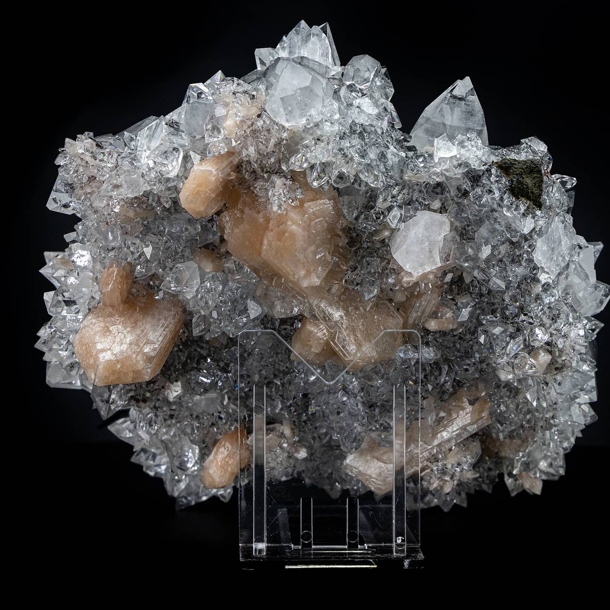 MineralsSuperb's tweet photo. This plate of apophyllite, stilbite, and jet-black sparkly chalcedony with double terminations.

DM us for more info, or see when it's live on Etsy, eBay, and https://t.co/gN0279rTgM!

Dimensions: 13cm x 7.5cm x 11.5cm
Weight: 1.68lbs
Origin: Jalgaon, Maharashtra, India (2019) https://t.co/sLR3LwL1LW