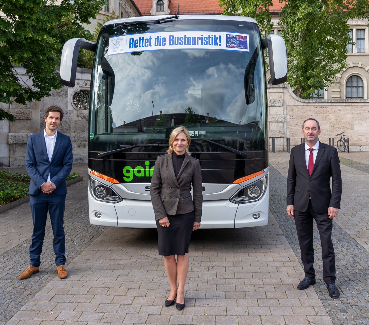 HubertAiwanger's tweet photo. Kampf um jeden Arbeitsplatz! Die Reisebusse dürfen ab 30.5. wieder Gäste transportieren, beispielsweise zu den Hotels die bis dahin wieder geöffnet haben. Also, liebe Urlaubsgäste, bitte buchen und der gebeutelten Branche helfen. Ca 1200 mittelständische Unternehmen in Bayern. https://t.co/lFV1Q8uZTT