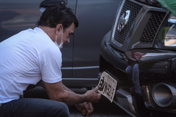 MidiaNINJA's tweet photo. Deus acima de todos. Brasil acima de tudo. Eu acima da lei. Bolsonarista é visto adulterando placa de seu carro durante manifestação contra as medidas de isolamento impostas pelo governo do estado e da cidade de São Paulo. Foto: Lincon Zarbietti. https://t.co/0l53Qh4eIe