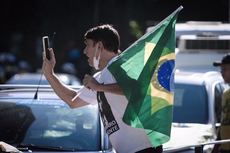 MidiaNINJA's tweet photo. Deus acima de todos. Brasil acima de tudo. Eu acima da lei. Bolsonarista é visto adulterando placa de seu carro durante manifestação contra as medidas de isolamento impostas pelo governo do estado e da cidade de São Paulo. Foto: Lincon Zarbietti. https://t.co/0l53Qh4eIe