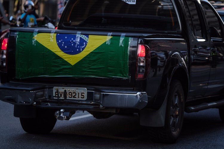MidiaNINJA's tweet photo. Deus acima de todos. Brasil acima de tudo. Eu acima da lei. Bolsonarista é visto adulterando placa de seu carro durante manifestação contra as medidas de isolamento impostas pelo governo do estado e da cidade de São Paulo. Foto: Lincon Zarbietti. https://t.co/0l53Qh4eIe
