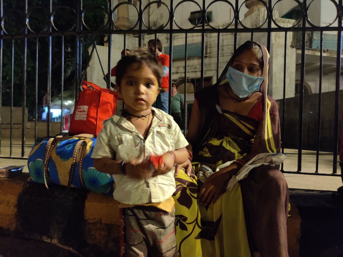 srinivasiyc's tweet image. ये नन्हा मासूम आज दिल्ली से 
पैदल मप्र की ओर निकला है..!

काश इसके घर जाने के लिए 20 लाख करोड़ के झुनझुने की जगह एक मुफ्त ट्रैन/बस का ऐलान हो गया होता..!