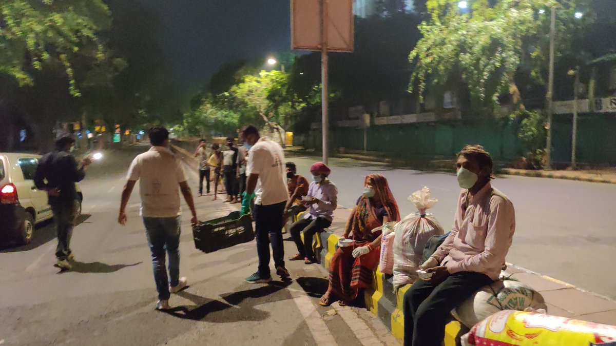 srinivasiyc's tweet image. ये नन्हा मासूम आज दिल्ली से 
पैदल मप्र की ओर निकला है..!

काश इसके घर जाने के लिए 20 लाख करोड़ के झुनझुने की जगह एक मुफ्त ट्रैन/बस का ऐलान हो गया होता..!