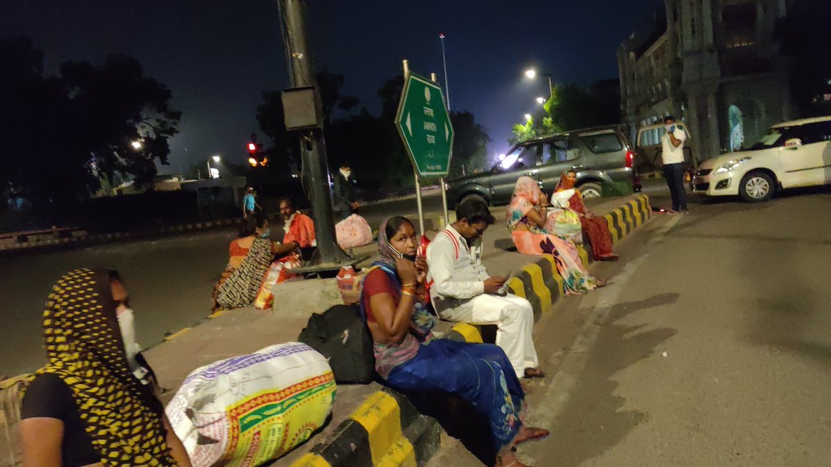 srinivasiyc's tweet image. ये नन्हा मासूम आज दिल्ली से 
पैदल मप्र की ओर निकला है..!

काश इसके घर जाने के लिए 20 लाख करोड़ के झुनझुने की जगह एक मुफ्त ट्रैन/बस का ऐलान हो गया होता..!