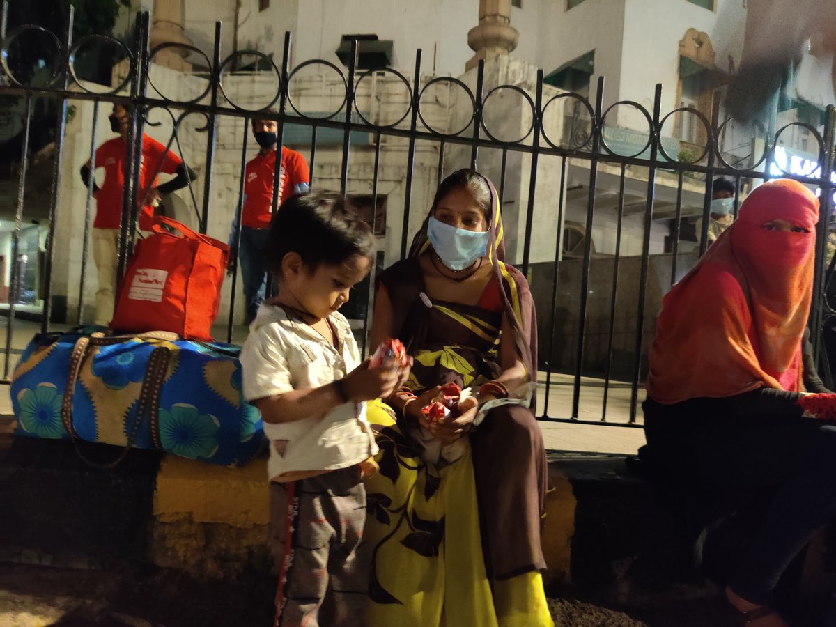 srinivasiyc's tweet image. ये नन्हा मासूम आज दिल्ली से 
पैदल मप्र की ओर निकला है..!

काश इसके घर जाने के लिए 20 लाख करोड़ के झुनझुने की जगह एक मुफ्त ट्रैन/बस का ऐलान हो गया होता..!