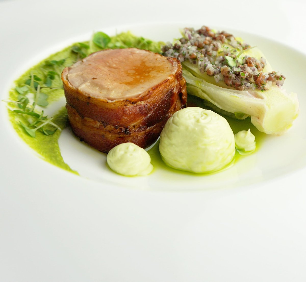 Panchetta wrapped pork tenderloin with baby gem lettuce dressed in anchovy gremolata, salsa verde, avocado and goats cheese mousse
#delicious #pork #finedining #goodfood #foodstylist #cooking #gastronomi #gourmet #foodphotography #foodart #hungry #chef