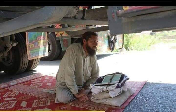 ایک ڈرائیور اپنی گاڑی کے نیچے بیٹھ کر قرآن مجید کی تلاوت کر رہا ہے ❤️⁩⁦
ماشاءاللہ بہت  زبردست⁦❤️⁩