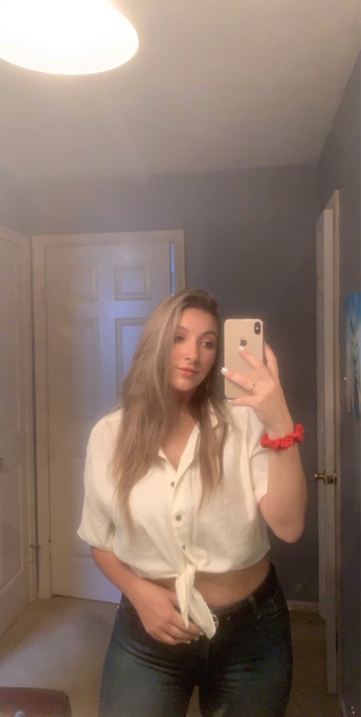 FaithShingleton's tweet photo. Cleaned my mirror for this pic https://t.co/lhT9SjOPlQ