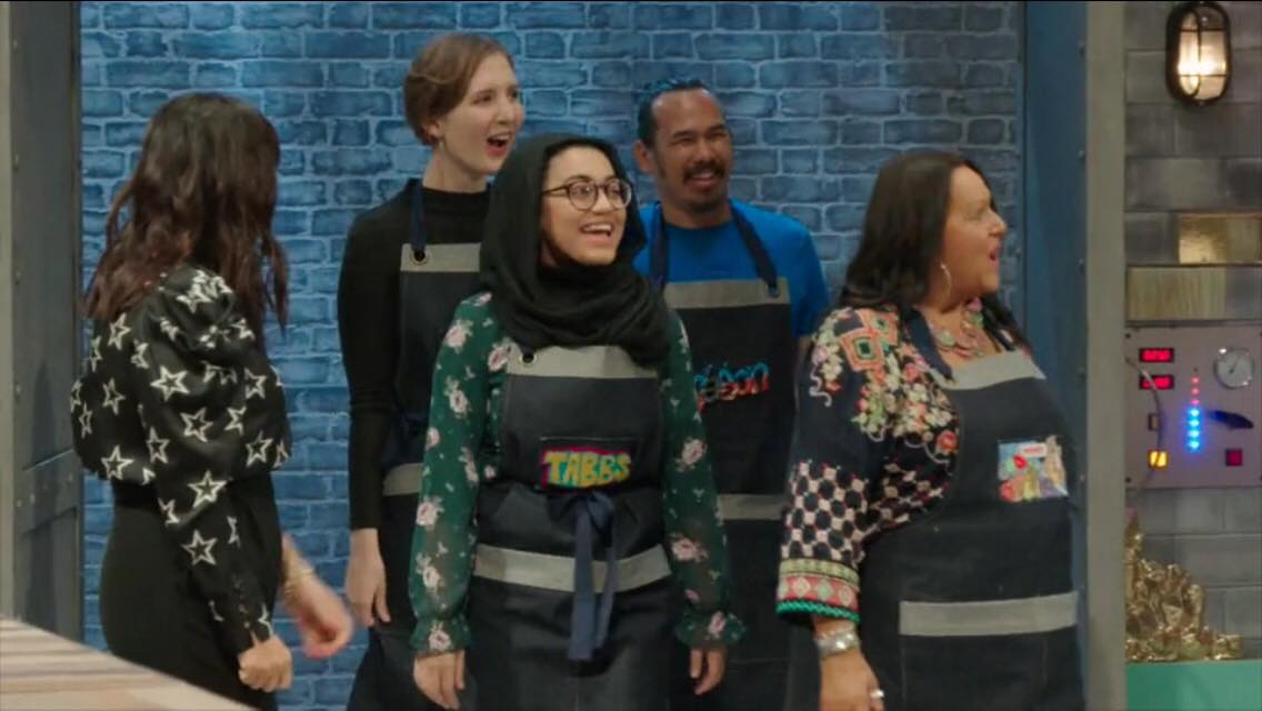 RoseveareHolly's tweet image. Super Buzzing about being on episode 2 of The Fantastical Factory of Curious Craft! 100% ready to cringe at me trying to be a human on national television! #tffocc #thefantasticalfactoryofcuriouscraft