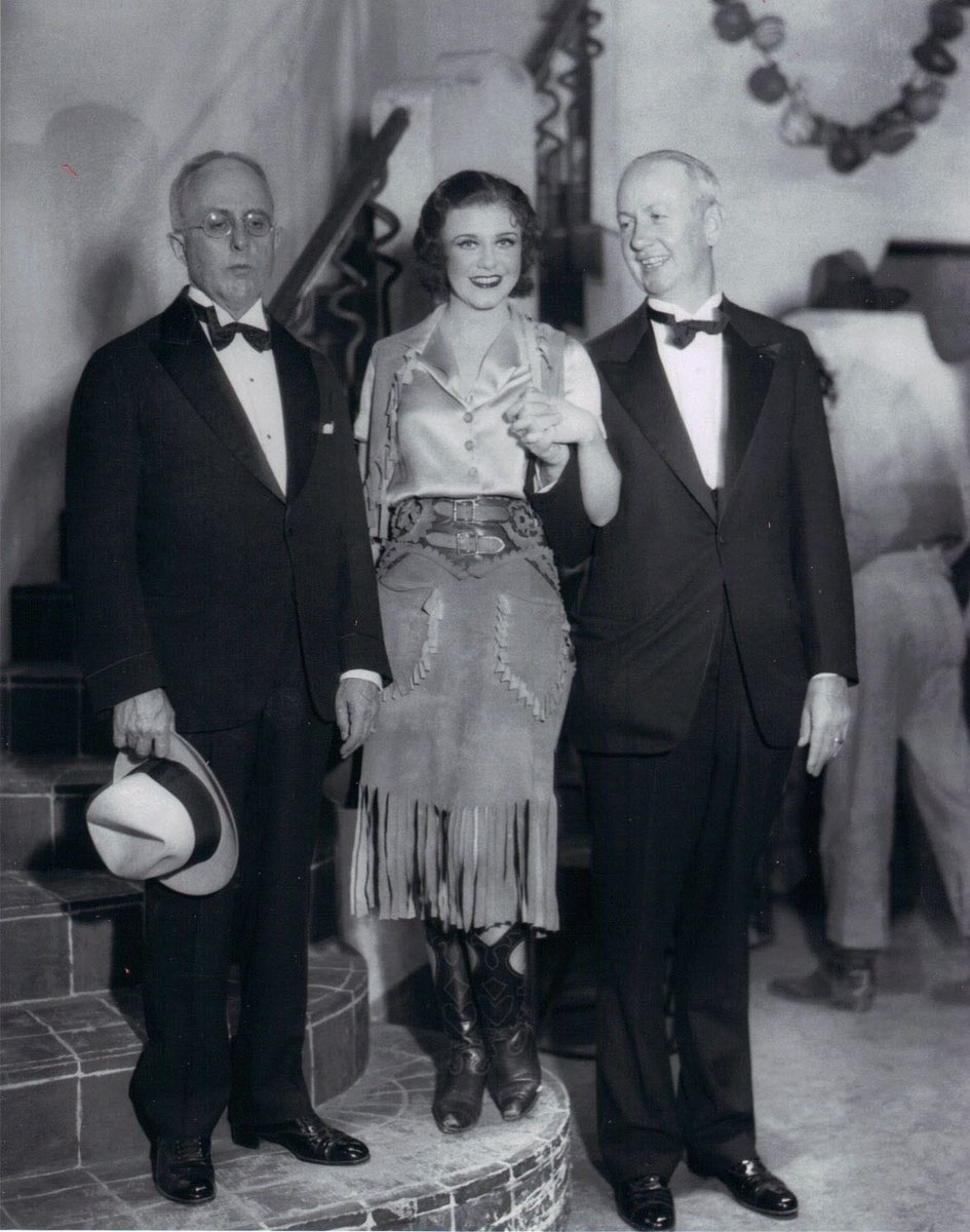 Pour l’anecdote, Fred Astaire et Ginger Rogers se connaissent déjà, et se sont croisés, mais sans caméra, dans un spectacle signé George et Ira Gershwin :GIRL CRAZYElle est a l’affiche et lui est engagé pour entraîner les danseurs mais n’apparaît ni sur l’affiche ni sur scène.