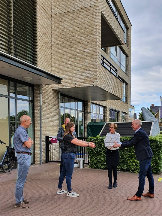 Gem_OostGelre's tweet photo. Vandaag is de Dag van de Zorg ❤️. Burgemeester @AnnetBronsvoort en wethouder @JosHoenderboom bezochten vandaag zorglocaties van De Lichtenvoorde, Marga Klompé en Careaz om bewoners en zorgpersoneel een hart onder de riem te steken en namen wat lekkers voor bij de koffie mee. https://t.co/GVOC9WdBVu