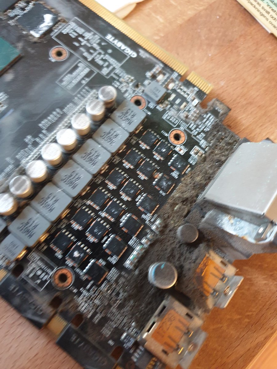 Grelix_Gaming's tweet photo. @bitwitkyle I just bought a pair of 1070 and they reeked of cigarette smoke and they looked terrible inside https://t.co/Q4b6o3nv4M