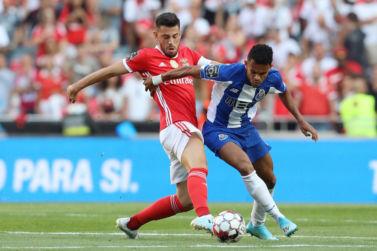 MOMOTHIAM201's tweet photo. OFFICIEL !

Le championnat portugais reprendra le 4 juin prochain.

Porto est premier et possède un petit point d'avance sur Benfica avec 10 journées restantes ! 😍 https://t.co/MUfQkORCqw https://t.co/Qe72ywjAA0