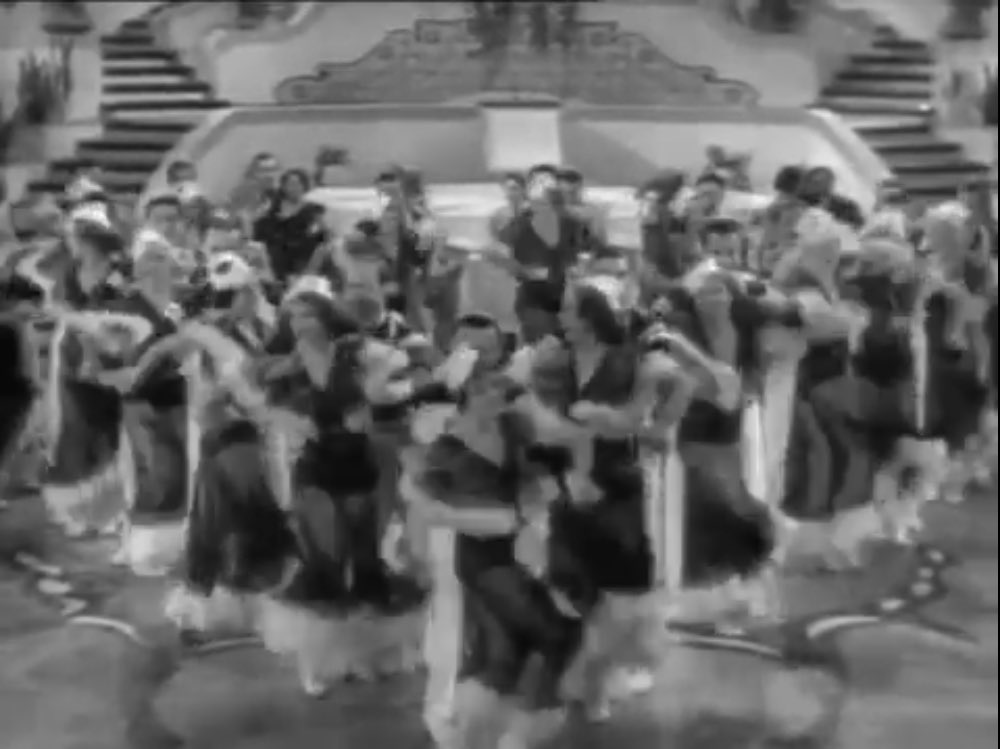 S’en suit juste après une version de troupe multi danseurs, avec froufrous et chorégraphie au cordeau, chantée par moments (premières paroles de la Carioca)Carioca (1933)