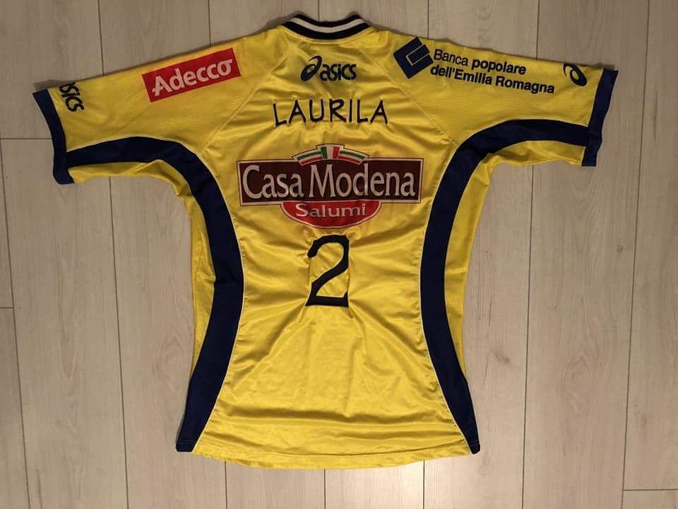 VantaaDucks's tweet photo. Nyt on tarjolla suomalaista lentopallohistoriaa tarjolla huutokaupassa. @PetteriLaurila
pelipaidan hankintaohjeet linkistä. @mestaruusliiga #lentopallo #lentis 

https://t.co/QXXiAzzFtt https://t.co/yhxp4eYRSD