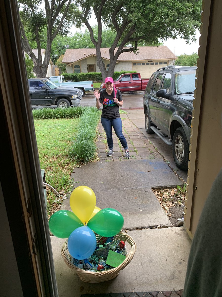 L_Plemons's tweet photo. I got to deliver a little end of the year treat to one of our seniors today. Thank you to his mom for snapping this pic and sharing with me. #iamGPISD #bekindGPISD #GPISDstilllearning #GPISDgraduates @grandprairieisd https://t.co/kzy42svb43